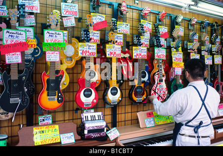 Store di Tokyo Bunkyo della vendita di strumenti musicali. Foto Stock