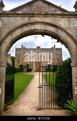 GATEWAY arcuata e il percorso che conduce al CHASTLETON HOUSE OXFORDSHIRE UK Foto Stock