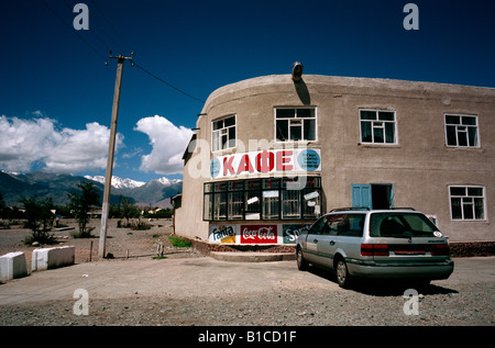 Giugno 16, 2006 - Usato Volkswagen auto al di fuori di una strada cafe nella città del Kirghizistan di Balykchy presso il lago di Issyk-Kul. Foto Stock