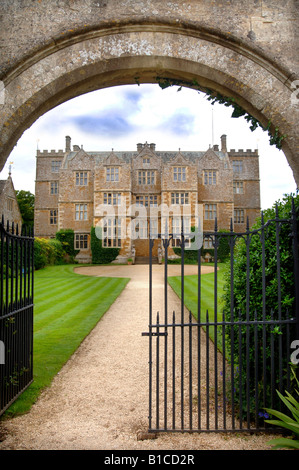 GATEWAY arcuata e il percorso che conduce al CHASTLETON HOUSE OXFORDSHIRE UK Foto Stock