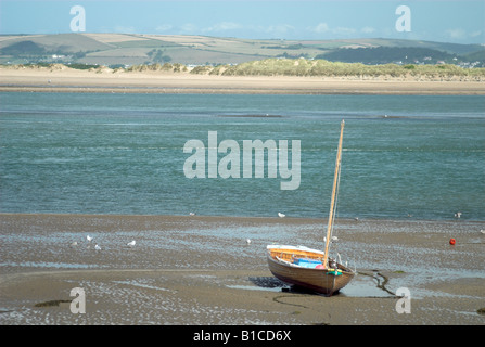 Spiaggiata barca a vela a Appledore North Devon Foto Stock