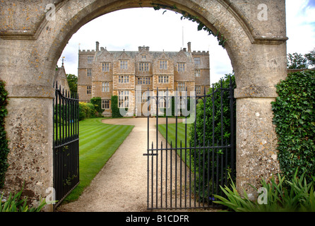 GATEWAY arcuata e il percorso che conduce al CHASTLETON HOUSE OXFORDSHIRE UK Foto Stock