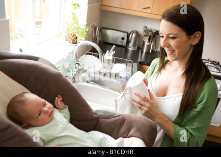 Madre la preparazione di pappe per bambini Foto Stock