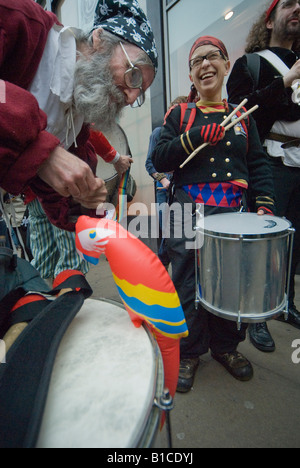 La mano dal petrolio iracheno azione piratesco Tour di Londra - samba batteristi, pirati e parrot Foto Stock