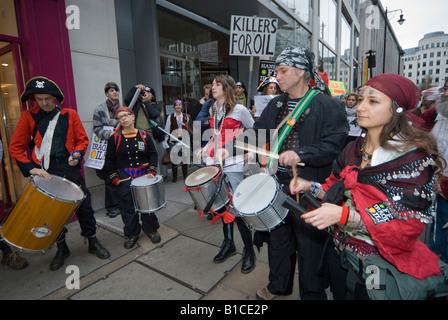 La banda di samba aiuta ad attirare l'attenzione alle mani fuori il petrolio iracheno piratesco azione Tour di Londra Foto Stock