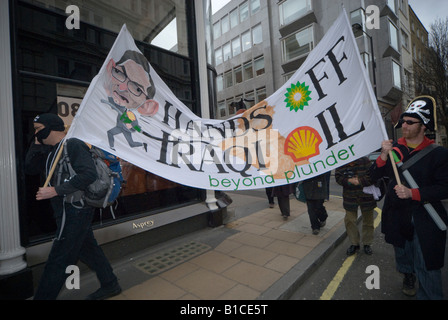 La mano dal petrolio iracheno azione piratesco Tour di Londra con i suoi banner a Mayfair Foto Stock