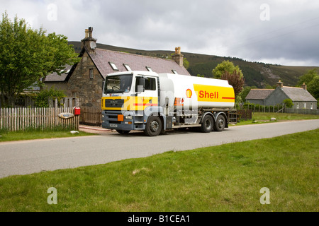Gleaner Shell Scottish Rural Fuel Delivery a Remote Cottage. AUTOCISTERNA MAN Diesel a Braemar, Aberdeenshire, Scozia, Regno Unito Foto Stock