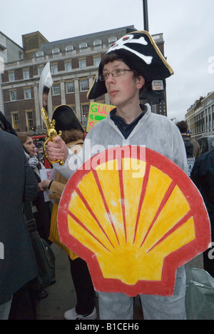 La mano dal petrolio iracheno azione piratesco Tour di Londra - pirata con spada, cappello e la protezione Foto Stock