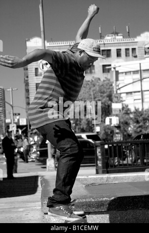 Giovane guidatore di skateboard in B&W Foto Stock