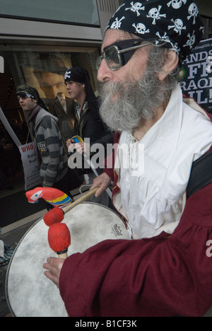 La mano dal petrolio iracheno azione piratesco Tour di Londra- pirata con parrot e tamburo Foto Stock