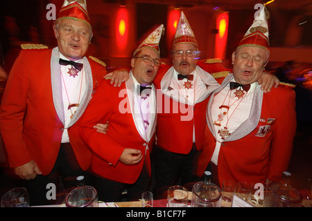 Festaioli divertirsi a una festa di carnevale a Berlino, Germania Foto Stock