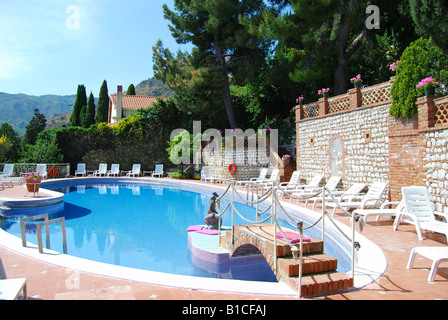 Piscina, Hotel Méditerranée, Taormina, Provincia di Messina, Sicilia, Italia Foto Stock