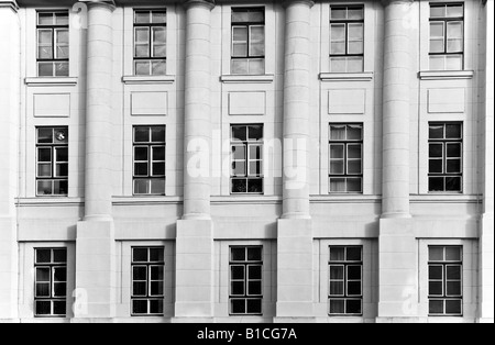 Molte finestre di un edificio Foto Stock