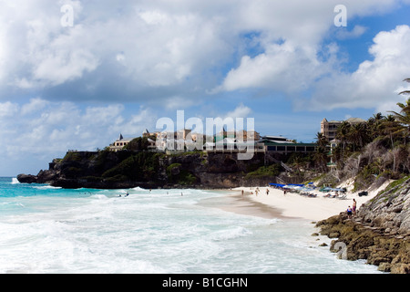 Vista sulla Spiaggia di gru con hotel in background Barbados Caraibi Foto Stock