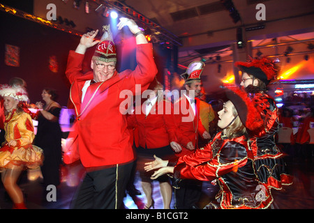 Festaioli divertirsi a una festa di carnevale a Berlino, Germania Foto Stock