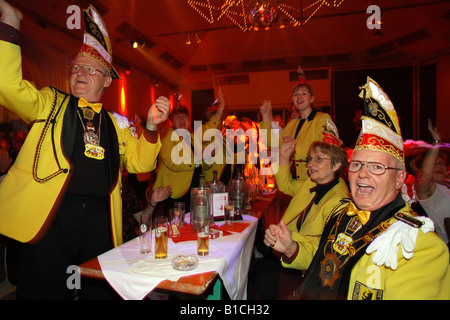 Festaioli divertirsi a una festa di carnevale a Berlino, Germania Foto Stock