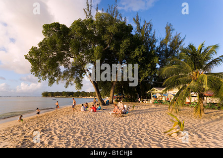 Le persone in un momento di relax a spiaggia Speightstown Barbados Caraibi Foto Stock