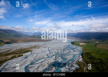 Panorama vista aerea di turchese intrecciato fiume Waimakariri da sopra le nuvole corre attraverso Arthur's Pass in Canterbury Isola del Sud della Nuova Zelanda Foto Stock