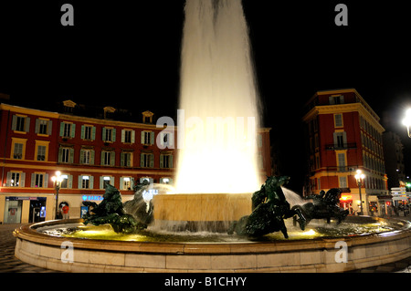 La Fontaine du Soleil di Place Masséna Francia Fotografato di notte nel giugno 2008 per solo uso editoriale Foto Stock