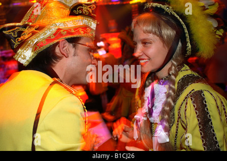 L uomo e la donna in costumi tradizionali parlando a una festa di carnevale a Berlino, Germania Foto Stock