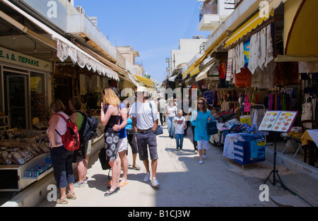 Apertura di negozi sulla strada stretta che danno sensazione di mercato a Heraklion capitale e la più grande città sul Mediterraneo greca isola di Creta Foto Stock