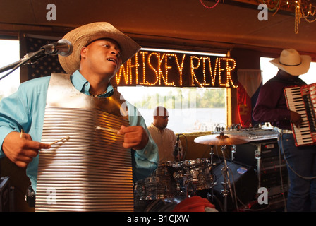 USA LA Louisiana Cajun Paese Breaux Bridge Atchafalaya palude nei pressi di Henderson Whiskey River Landing Geno Delafose zydeco band Foto Stock