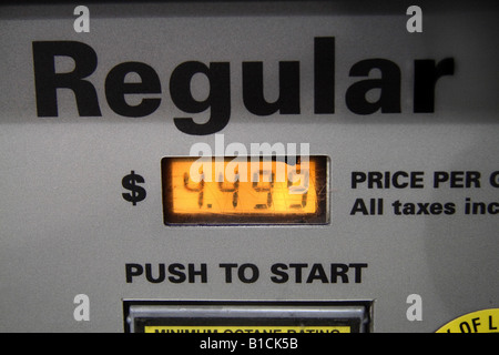 Il combustibile (gas) pompa visualizzando il costo del gas regolari @ $4.49 USD Foto Stock