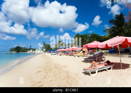 Le persone in un momento di relax a spiaggia Speightstown Barbados Caraibi Foto Stock