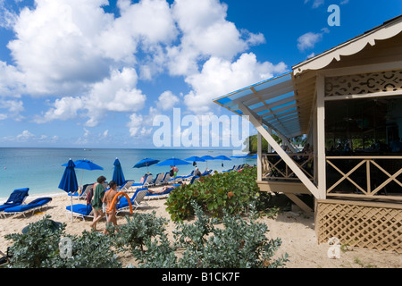 Le persone in un momento di relax a spiaggia Mullins Bay Speightstown Barbados Caraibi Foto Stock