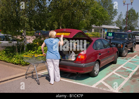Donna auto caricamento a Morrisons Store a Beccles,Suffolk, Regno Unito Foto Stock