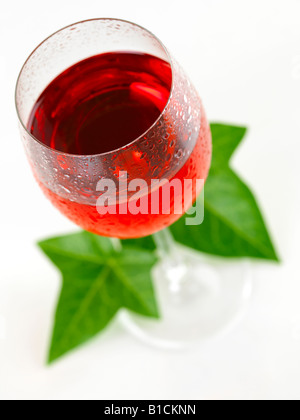 Vino rosso con gocce di acqua e di foglie d'edera, isolato su sfondo bianco Foto Stock