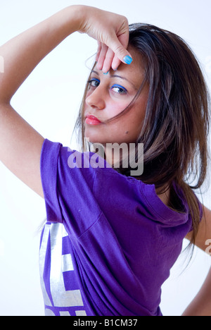 Giovane donna in posa, colorati outfit Foto Stock