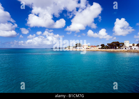 Vista lungo la linea costiera di Speightstown Barbados Caraibi Foto Stock