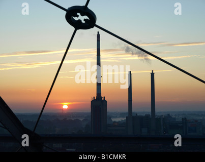 Vista dal gasometro di camini di fabbrica con fumi al tramonto, Austria, Vienna Foto Stock