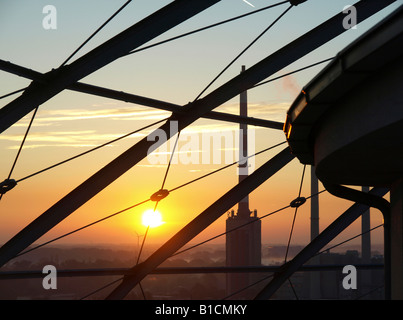 Vista dal gasometro di camini di fabbrica con fumi al tramonto, Austria, Vienna Foto Stock