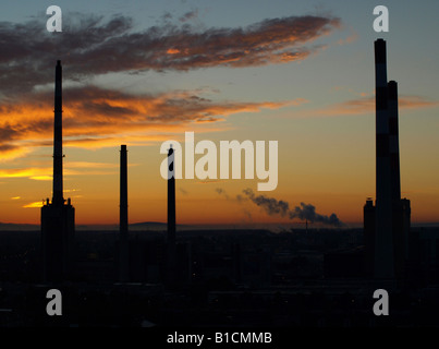 Vista dal gasometro al paesaggio industriale in sunset, Austria, Vienna Foto Stock