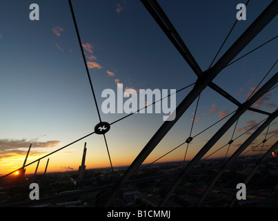 Vista dal gasometro al paesaggio industriale in sunset, Austria, Vienna Foto Stock