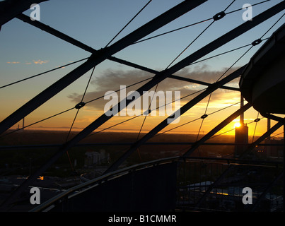 Vista dal gasometro di camini di fabbrica con fumi al tramonto, Austria, Vienna Foto Stock