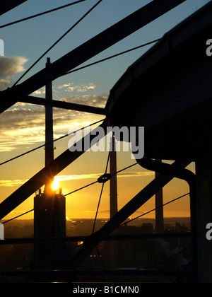 Vista dal gasometro di camini di fabbrica con fumi al tramonto, Austria, Vienna Foto Stock