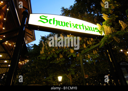 Giardino della birra Schweizerhaus presso il parco di divertimenti Wiener Prater, Austria, Vienna Foto Stock