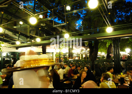 Persone nel giardino della birra Schweizerhaus presso il parco di divertimenti Wiener Prater, Austria, Vienna Foto Stock