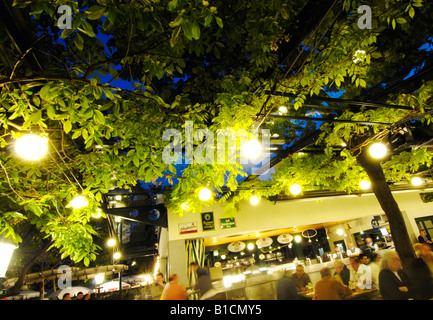 Persone nel giardino della birra Schweizerhaus presso il parco di divertimenti Wiener Prater, Austria, Vienna Foto Stock