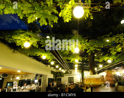 Persone nel giardino della birra Schweizerhaus presso il parco di divertimenti Wiener Prater, Austria, Vienna Foto Stock