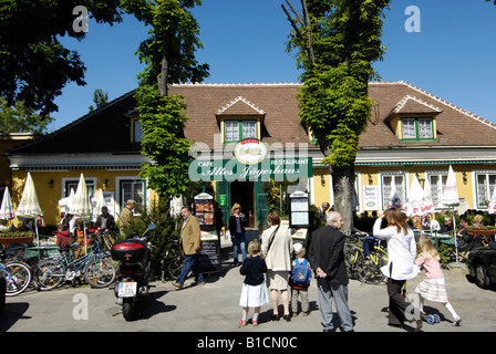 Prater di Vienna, persone presso il ristorante Altes Jaegerhaus, Austria, Vienna Foto Stock