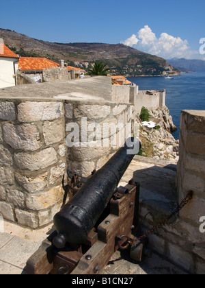 Canoni sulla parete della fortezza di Dubrovnik, vista sul mare, Croazia, Dubrovnik Foto Stock