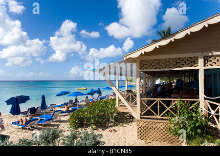 Le persone in un momento di relax a spiaggia Mullins Bay Speightstown Barbados Caraibi Foto Stock