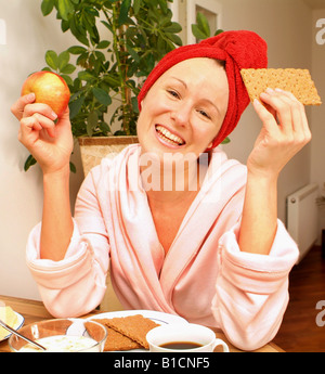 Giovane donna alla sostanziosa colazione Foto Stock