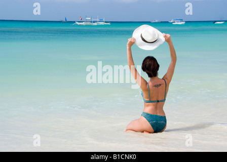 Giovane donna in Bikini sulla spiaggia Foto Stock