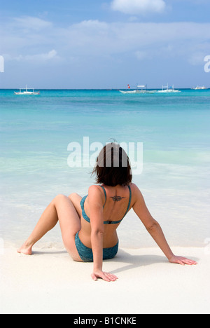 Giovane donna in bikini in spiaggia Foto Stock