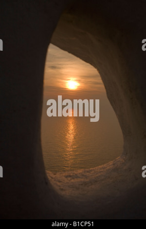 Il tramonto visto attraverso uno dei tanti fori organici in Casapueblo Punta del Este Uruguay Foto Stock